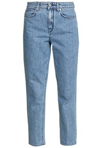 Pantalones de mezclilla azul claro con corte recto, que cuentan con cinco bolsillos, cierre de botón y costuras en contraste. Textura suave.