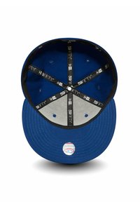 Niebieska czapka baseballowa z zaokrągloną koroną, czarnym spodem, szarym wykończeniem oraz logo na wewnętrznej części pasa od potu. Widoczne szwy.