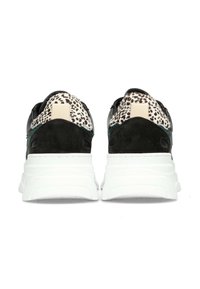 Sneaker in suede e pelle nera con suola piatta bianca. La parte posteriore presenta un'accenno in stampa animale maculata e nel tono sabbia. Presentano cuciture verdi.