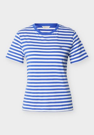 Kortermet hvit T-skjorte med horisontale blå striper, rund hals og liten brodert logo på venstre bryst.