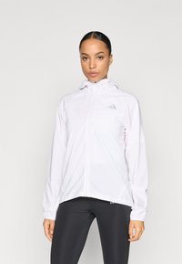 Jachetă albă, ușoară, cu fermoar complet, glugă și un accent subtil cu logo. Are o textură fină și manșete elastice pentru confort.