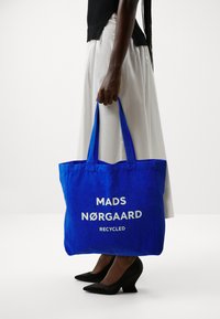 Mads Nørgaard BOUTIQUE ATHENE BAG - Pirkinių krepšys - dazzling blue