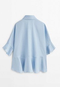 Chemise bleu clair à manches courtes avec col, ourlet évasé et tissu texturé, offrant une coupe décontractée et un tombé doux.