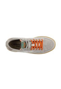 Sneaker grigio in suede con lacci arancioni, punta perforata e suola in gomma beige. L'etichetta del marchio mostra "Victoria 1985." Design piatto e a profilo basso.
