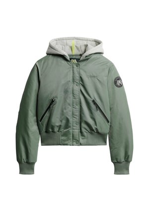 Zielona kurtka bomberka z szarym kapturem. Posiada zasuwane kieszenie, ściągacze przy mankietach oraz okrągłe logo na lewym rękawie. Gładki materiał.