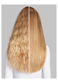 Das blonde Haar auf der linken Seite ist wellig und kraus; auf der rechten Seite ist es glatt und gerade. Beide Abschnitte haben eine glatte Textur.