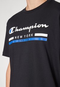 Champion CREWNECK - Camiseta estampada - black
