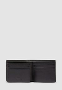 Portafoglio bifold in pelle nera aperto, con diversi slot per carte su entrambi i lati, su uno sfondo grigio chiaro semplice.