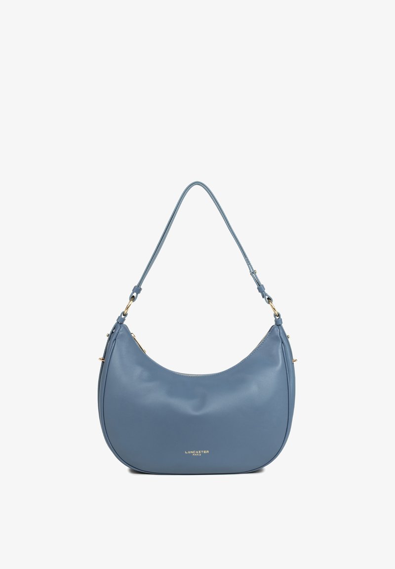 Sac à bandoulière en cuir bleu en forme de croissant avec sangle réglable et petit logo doré "Lancaster Paris" à l'avant.