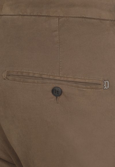 Tessuto marrone dalla texture, con una tasca posteriore con apertura orizzontale e un bottone nero per la chiusura. Accento del logo sottile vicino alla tasca.
