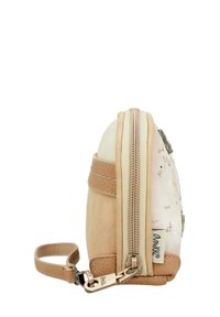 Estuche con cremallera en color beige, con una textura de cuero suave y un lado de lienzo blanco roto que presenta texto en estilo manuscrito y una correa de muñeca desmontable.