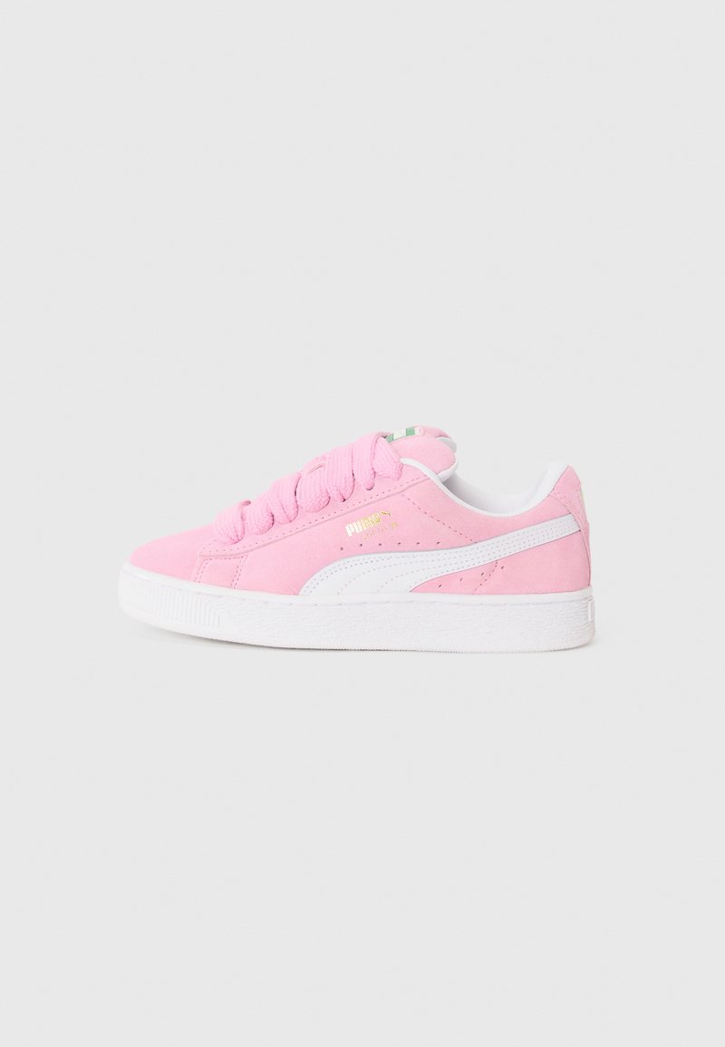 Sneaker in suede rosa con dettagli bianchi, punta arrotondata, suola bianca spessa e lacci ben visibili, con un piccolo logo sul lato.