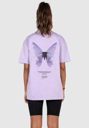 Lila Baumwoll-T-Shirt mit einem großen Schmetterlingsmotiv und Branding auf der Rückseite. Kurze Ärmel, lockere Passform und schlichter Vorderseite.