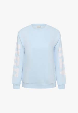 Hellblaues Sweatshirt mit langen Ärmeln, gerippten Bündchen und Kragen, weißer Blockschrift auf beiden Ärmeln und einem kleinen Markenetikett in der Innenseite des Kragens.