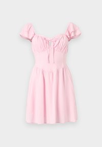 Rosa klänning med korta volangärmar, knytning i halsen och figurnära midja som fladdrar ut i en kjol, tillverkad av mjukt tyg.