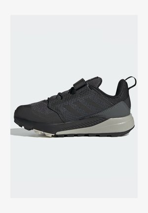Zapatillas deportivas en negro y gris con parte superior de malla texturizada, tira en el talón y suela resistente diseñada para actividades al aire libre.