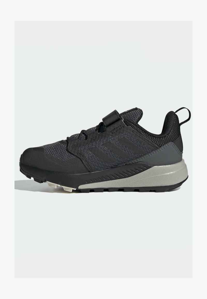 Zapatillas deportivas en negro y gris con parte superior de malla texturizada, tira en el talón y suela resistente diseñada para actividades al aire libre.