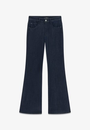 Jeans a zampa in denim scuro con cinque tasche, chiusura frontale con bottoni e cintura strutturata. Texture liscia e sagoma su misura.