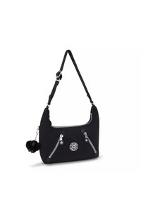 Borsa a tracolla nera realizzata in tessuto liscio, con due tasche frontali con zip, hardware argentato e un pom-pom decorativo nero attaccato a un portachiavi.