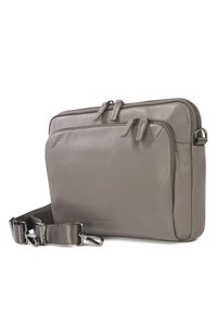 Borsa in pelle grigia con due scomparti con zip, tracolla regolabile e hardware argentato. Texture liscia con logo sul davanti.