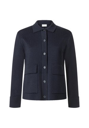 Donker marineblauw langärmlig vestje met knopen, twee grote voorzakken en een klassieke kraag.