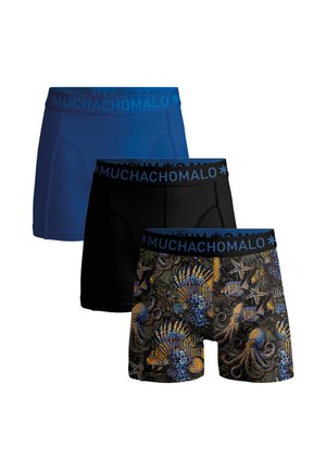 Drie paar herenboxershorts: blauw, zwart en een patroon met zeedieren op een donkere achtergrond. Zachte elastische taillebanden.
