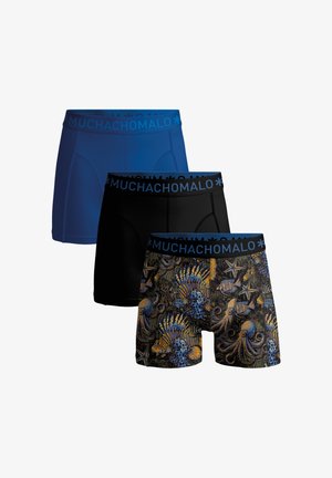 Tre paia di boxer da uomo: blu, nero e un modello stampato con creature marine su sfondo scuro. Fasce elastiche morbide in vita.