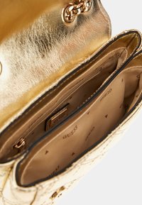 Guess MINI-OPTIK - Borsa a tracolla - goldenfarbe