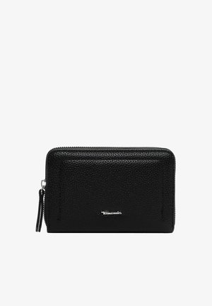 Cartera negra de cuero texturizado con cremallera perimetral, pequeña placa de logo plateada centrada en el frente y pestaña de cuero en la cremallera.