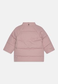 Lühike paks jakk helesinisel, sellel on püsti krae, raglanvarrukad ja horisontaalsed õmblused, mis lisavad tekstuuri. Selja nuppude detail on nähtav.