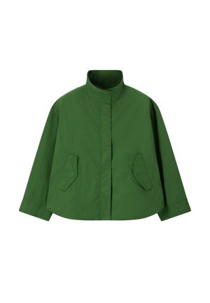 Veste courte verte avec col montant, manches longues, boutons cachés à l'avant et deux poches à rabat inclinées de chaque côté.