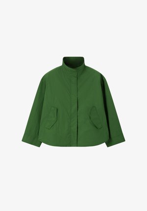 Veste courte verte avec col montant, manches longues, boutons cachés à l'avant et deux poches à rabat inclinées de chaque côté.