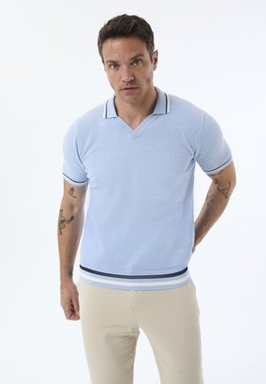 Hellblaues Poloshirt aus strukturierter Strickware mit V-Ausschnitt und kontrastierendem gestreiftem Besatz am Kragen und Saum.