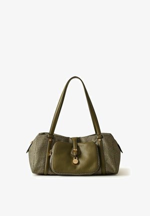 Sac à main vert olive texturé avec longues lanières, poche avant sécurisée par un fermoir doré et forme rectangulaire arrondie.