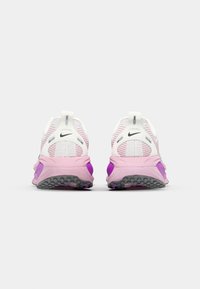 Nike Performance VOMERO 18 - Road running shoes - summit white/black/elemental pink/red plum/active fuchsia/metallic silver