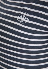 Gestreiftes Shirt in Marineblau und Weiß aus weicher Baumwolle, mit kleinem gesticktem Anker-Logo.
