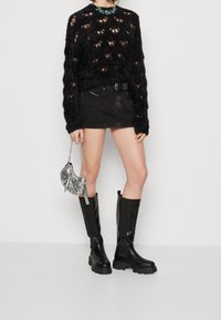 The Ragged Priest Sweter