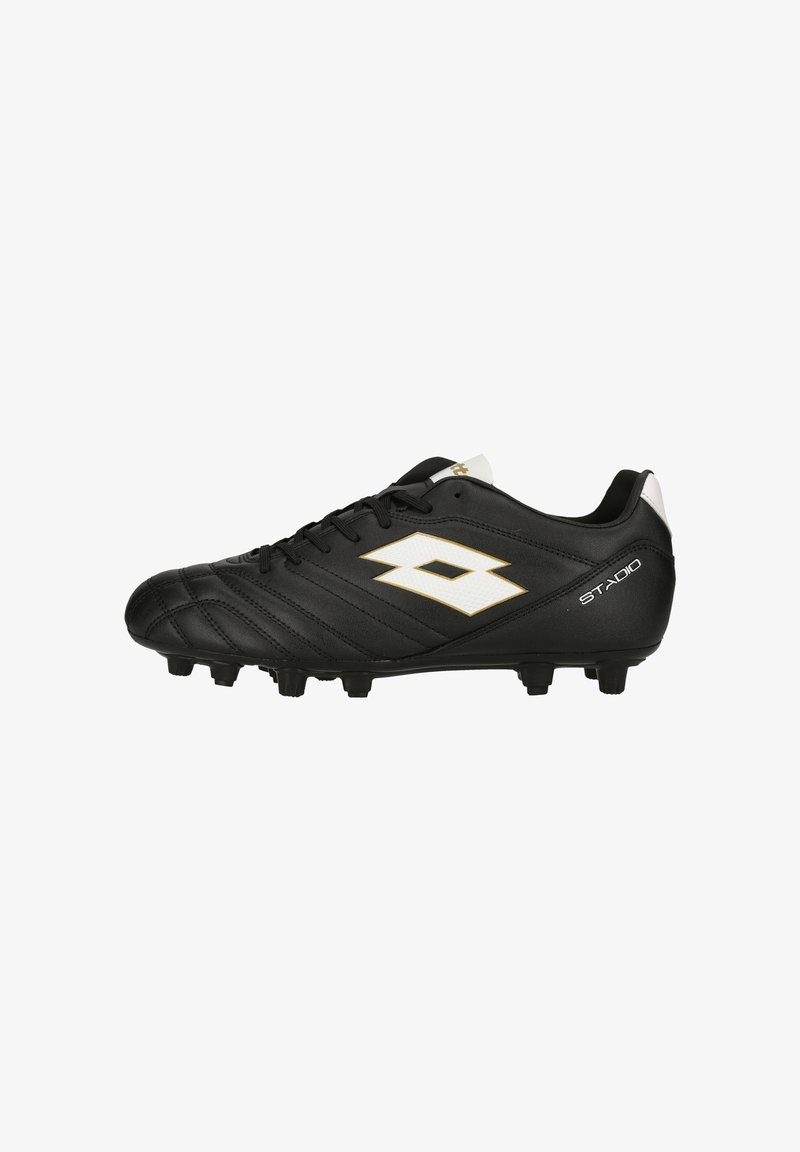 Chaussure de football en cuir noir avec logo blanc et crampons, design bas et texte "STADIO" sur le côté du talon.