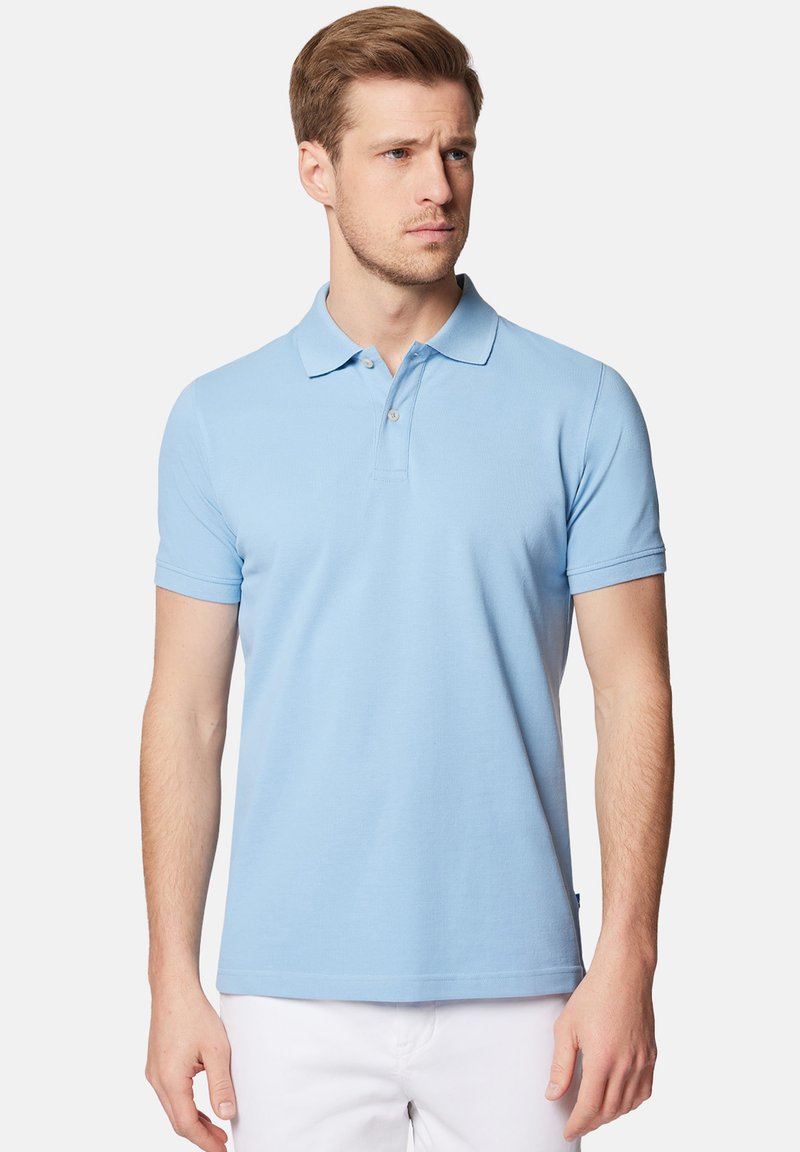Jasnoniebieska koszulka polo wykonana z bawełny, z klasycznym kołnierzykiem, krótkimi rękawami i prostym dołem. Minimalistyczne zdobienia i brak wzorów.