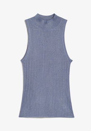 Top fără mâneci, cu dungi, într-o nuanță de albastru deschis, având un guler înalt și un sclipici subtil. Materialul pare a fi moale, cu un design subțire și texturat.