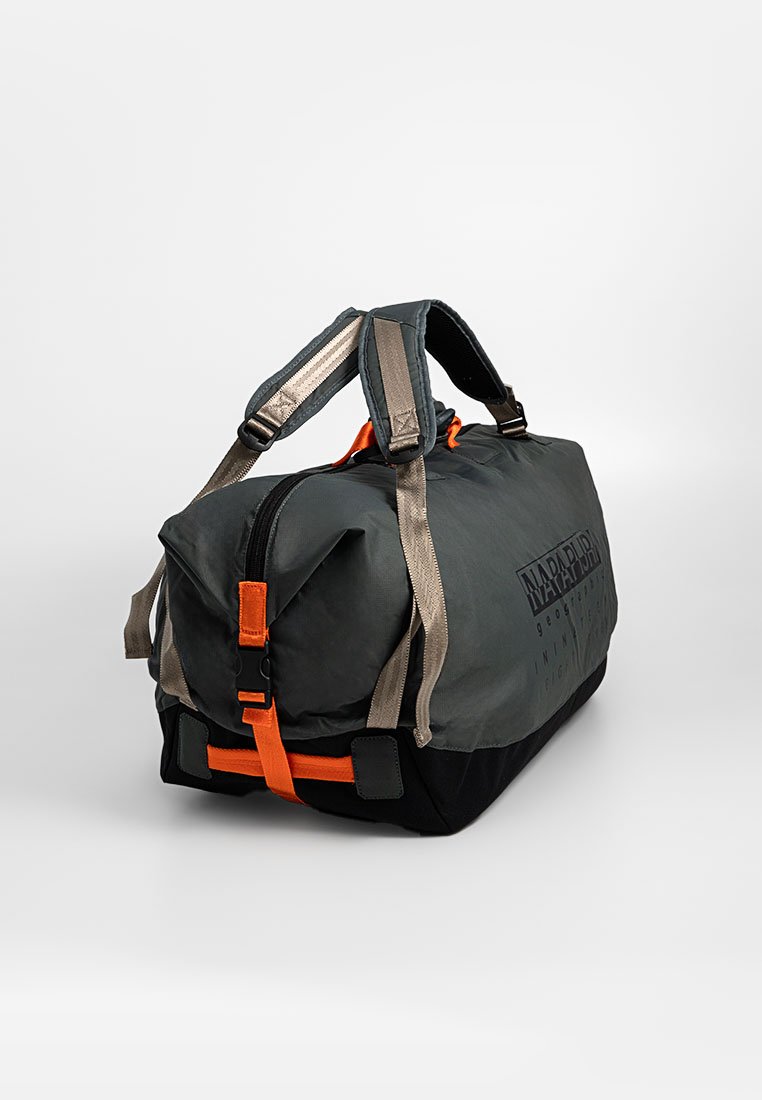 Sac de sport gris avec base noire, doté d'une sangle orange, de ferrures argentées et de détails avec logo. Tissu texturé avec poignées de transport doubles.