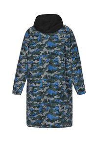 Impermeabile camouflage in grigio, verde e blu, con cappuccio nero. Presenta maniche lunghe e orlo elastico, realizzato in un materiale leggero e impermeabile.