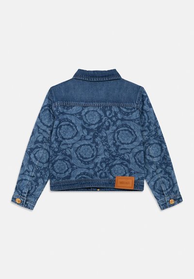 Τζιν μπουφάν με ανάγλυφο σχέδιο λουλουδιών σε διάφορες αποχρώσεις του μπλε. Διαθέτει γιακά, μανσέτες με κουμπιά και δερμάτινο ταμπελάκι με λογότυπο στο ρύγχος.