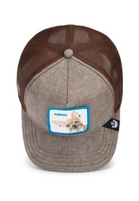 Gorra marrón texturizada con una parte trasera de malla, que presenta un parche frontal con un gráfico de un perro y el texto "AMIGO". Visera curva, correa ajustable.