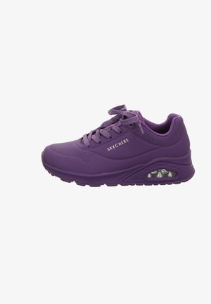 Scarpa sportiva viola con superficie liscia e testurizzata, chiusura con lacci, dettagli perforati e un'unità di ammortizzazione ad aria visibile nella suola.