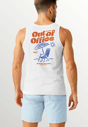 Weißes Tanktop mit einem bunten Druck auf der Rückseite. Das Design umfasst den Text "Out of Office", eine Sonne und eine Illustration eines Liegestuhls.