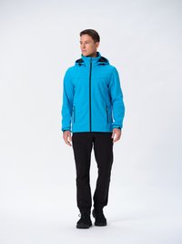 Blå softshell-jakke med hætte, sorte lynlåslommer og en frontlynlås. Kombineret med sorte bukser og sorte atletiske sko.