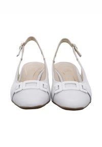 Zapatos planos blancos con tira trasera, detalle de hebilla en la punta y tira ajustable en el tobillo, mostrados de frente sobre un fondo blanco.