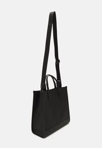 Bolso tote de cuero negro con un diseño estructurado, que cuenta con dos asas superiores y una correa de hombro desmontable para mayor versatilidad. Textura suave.