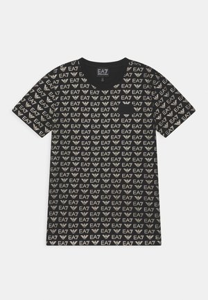 Czarny t-shirt z krótkim rękawem z powtarzającymi się białymi logo EA7 Emporio Armani i małą kieszonką na piersi po lewej stronie.